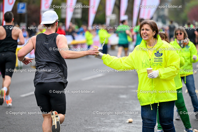 AUT, Leichthatletik, 23. Oberbank Linz Donau Marathon 2024 | 13.04.2025, LINZ, AUT, Leichtathletik, 23. Oberbank Linz Donau Marathon 2025, im Bild Teilnehmer, Trinken, Labstelle