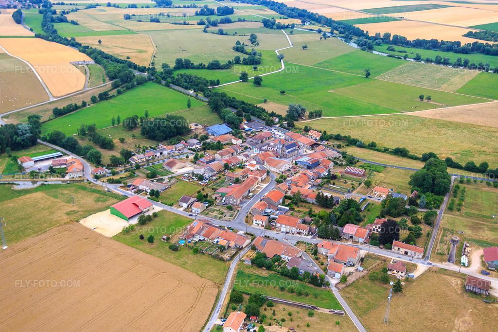 Aerial view: View of the town from the south in Woimbey in the state Meuse, France. – Photo: IMG_083353.jpg taken on 07/12/2015 by Werner Riehm/FLY-FOTO.com – Resolution of the original: 5472 x 3648 px