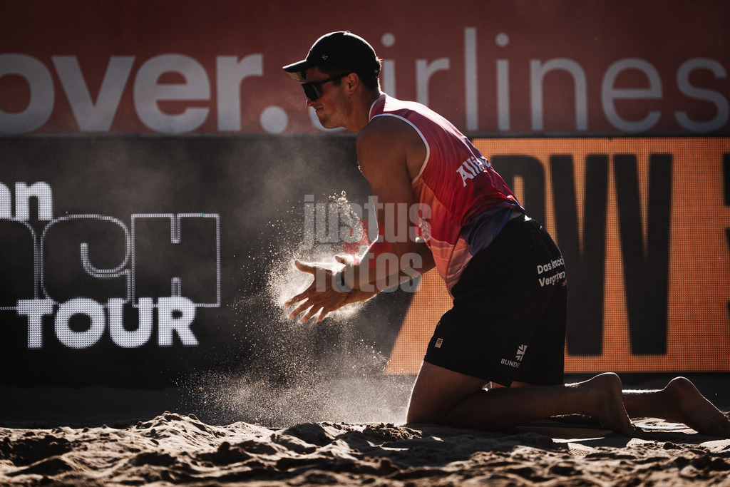 Beachvolleyball | Männer | Allianz German Beach Tour 2025 | Tourstop Düsseldorf | 11.05.2025 | Sven Winter ärgert sich und klatscht die Hände mit Sand zusammen