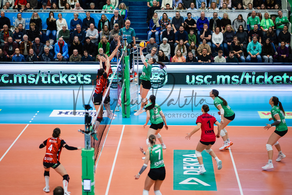 Volleyball, 1. Bundesliga Frauen, Hauptrunde, 8. Spieltag, Saison 2025/2026: USC Münster - Dresdner SC | 1. Bundesliga Frauen, Hauptrunde, 8. Spieltag, Saison 2025/2026, USC Münster empfängt Dresdner SC in der Sporthalle Berg Fidel in Münster. Foto: sportfotografie.ms | Markus Paletta - Realisiert mit Pictrs.com