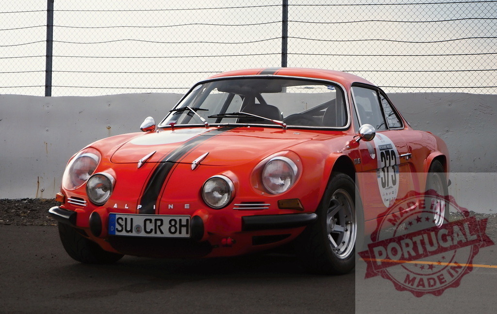 Red Alpine A110 sports car ready for rally race | Red Alpine A110 vintage sports car parked on a track against a fence - Realisiert mit Pictrs.com