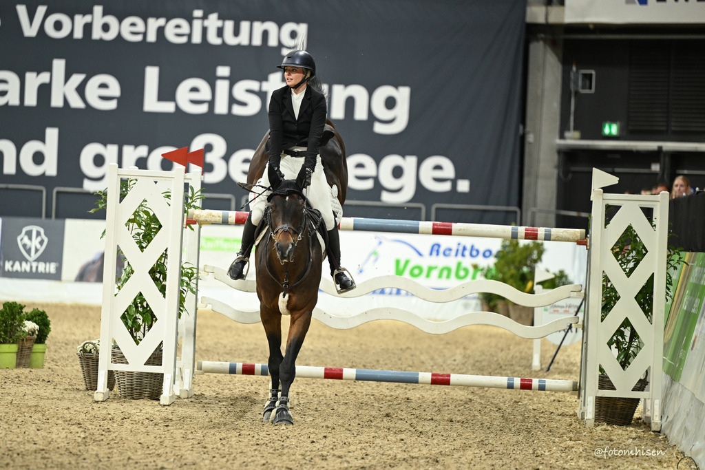 021125-19-253 | Foto Mhisen Pferdefotografie#, Reitturnier Frankfurt#  #Dressur und Springen
#Profi Pferdefotograf Reitturnier Fotograf 
#Sport Horses Photographer 
#equestrain photographer - Realisiert mit Pictrs.com