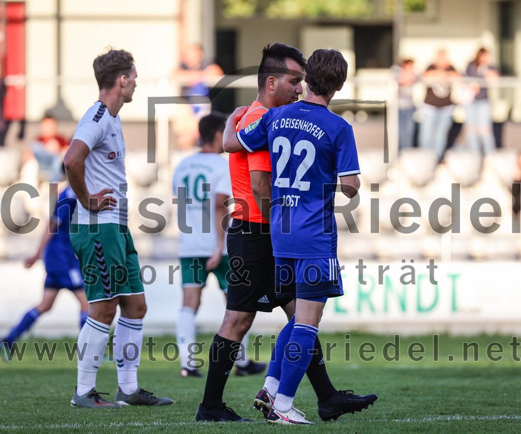 2023-08-01_042_FC_Schwaig_gegen_FC_Deisenhofen | Oberding, Deutschland, 01.08.2023:
Fußball, Toto-Pokal 2023 / 2024, 1. Spieltag, FC Schwaig gegen FC Deisenhofen, Endergebnis: 2:3

Schiedsrichter Mustafa Kücük, Björn Jost (FC Deisenhofen, #22)

Foto: Christian Riedel / fotografie-riedel.net