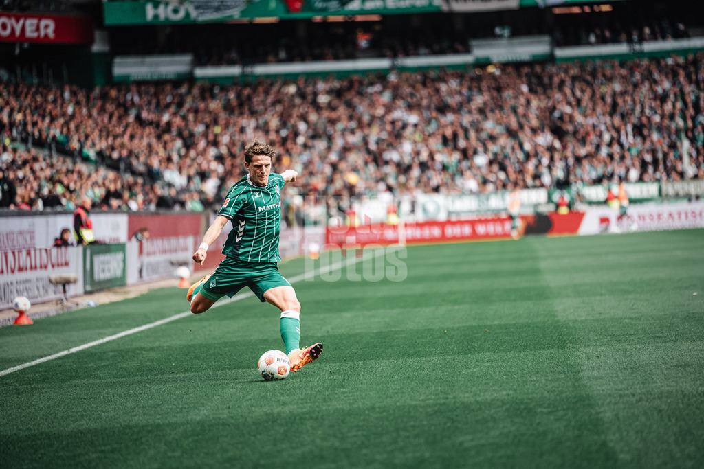 Fußball | Männer | Saison 2025/2026 | 1. Fußball-Bundesliga | 6. Spieltag | SV Werder Bremen vs. FC St. Pauli | 04.10.2025 | Jens Stage (#06, SV Werder Bremen) mit einer Hereingabe