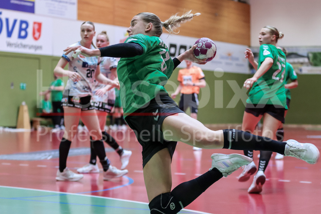 Handball, 2. Bundesliga Frauen, SV Werder Bremen - ESV 1927 Regensburg | v.li.: Meike Becker (SV Werder Bremen, 17) beim Wurf, am Ball, Spielszene, Aktion, Action