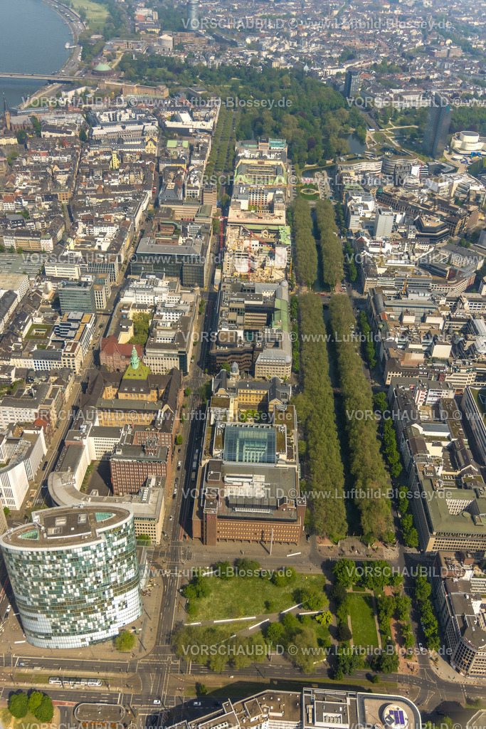 Duesseldorf240500900 | Luftbild, Altstadt mit Geschäftszentrum Einkaufsmeile, Geschäftshäuser mit Baustelle Parkhaus Königsallee Ecke Benrather Straße, bewaldeter Stadtgraben und Königsallee, Stadtmitte, Düsseldorf, Rheinland, Nordrhein-Westfalen, Deutschland