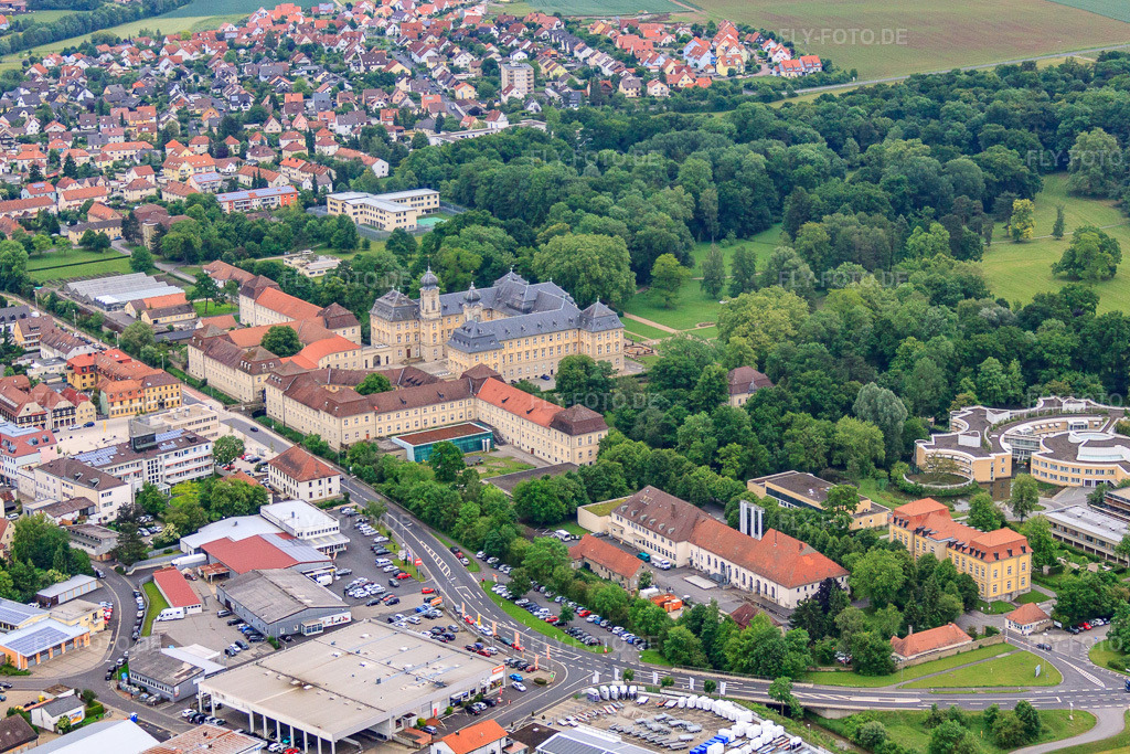 Luftbild: Schloßpark und Schloß Werneck mit Schlosskirche und Albert-Schweitzer-Haus in Werneck im Bundesland Bayern in Deutschland.Foto: IMG_66111.jpg vom 30.05.2014 durch Werner Riehm/FLY-FOTO.deAuflösung des Originals: 4549 x 3033 pxWWW.WERNECK-EVANGELISCH.DE
