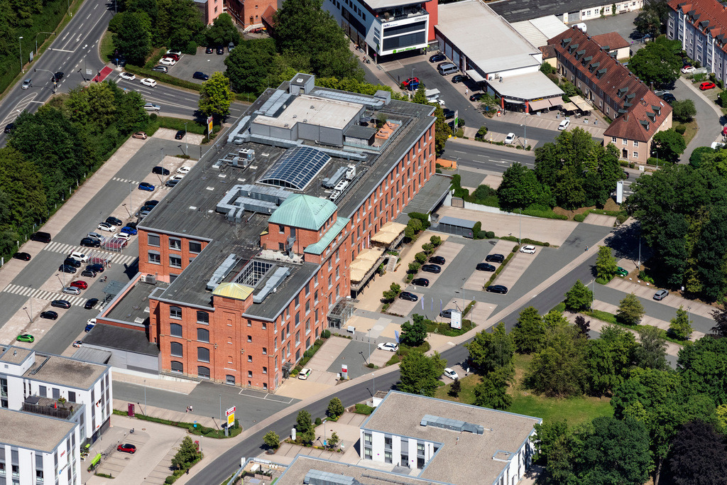 dr__0203958.jpg | BAYREUTH 08.07.2023 Gebäude und Produktionshallen auf dem Fabrikgelände der Neue Baumwollen-Spinnerei Bayreuth an der Spinnereistraße in Bayreuth im Bundesland Bayern, Deutschland. // Building and production halls on the premises of Neue Baumwollen-Spinnerei Bayreuth on street Spinnereistrasse in Bayreuth in the state Bavaria, Germany. Foto: Daniel Reiter