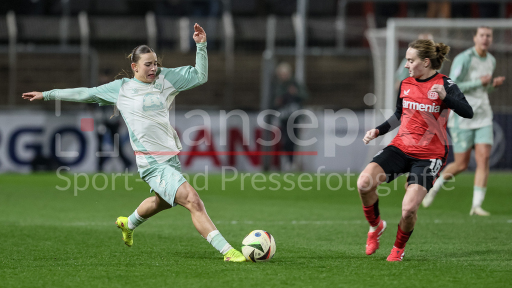 Fussball, DFB-Pokal Frauen, Bayer 04 Leverkusen - SV Werder Bremen | v.li.: Tuana Mahmoud (SV Werder Bremen, 10) und Sofie Zdebel (Bayer 04 Leverkusen, 16) im Zweikampf, Duell, Dynamik, Aktion, Action, Spielszene, DIE DFB-RICHTLINIEN UNTERSAGEN JEGLICHE NUTZUNG VON FOTOS ALS SEQUENZBILDER UND/ODER VIDEOÄHNLICHE FOTOSTRECKEN. DFB REGULATIONS PROHIBIT ANY USE OF PHOTOGRAPHS AS IMAGE SEQUENCES AND/OR QUASI-VIDEO.