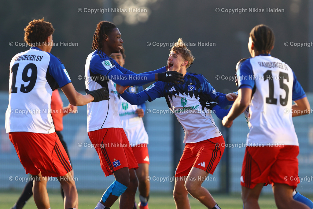 NH_HamburgerSVU19_Hannover96U19_DFBNachwuchsliga_22112025 | #16 Louis Lemke (Hamburger SV U19) bejubelt seinen Treffer zum 2:1.Fußball I Junioren I U19 DFB-Nachwuchsliga Vorrunde Gruppe A I Saison 2025-2026 I 12. Spieltag I Hamburger SV U19 - Hannover 96 U19 I 22.11.2025 I Trainingsplatz Volksparkstadion