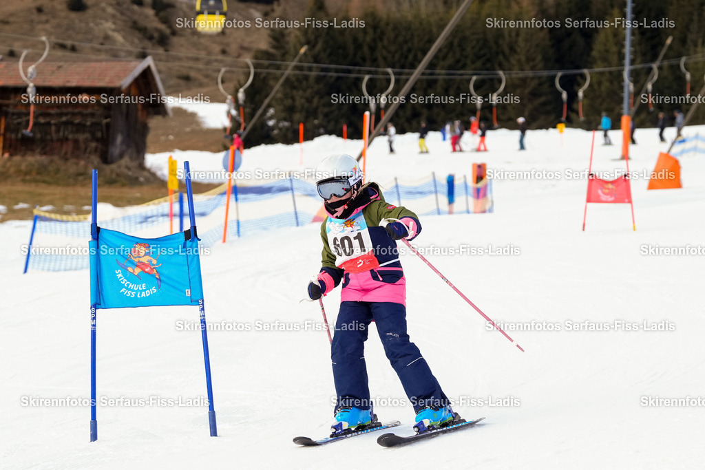 SRF_02.01.2026_1047 | Skirennfotos,Serfaus,Fiss,Ladis,Kinderskirennen,Winter,Tirol,Oberland,skirace,SFL,feelfree,weil wir's genießen,ski,Ski,skifahren,Sonnenplateau, - Realisiert mit Pictrs.com
