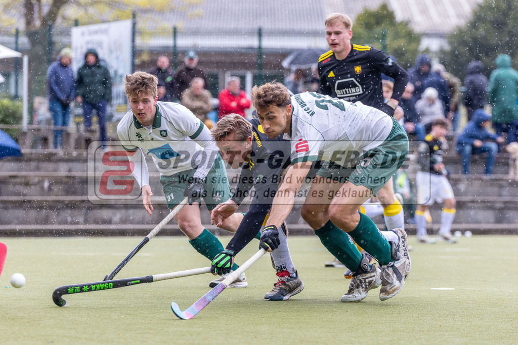 MJ_M_UHTC-HTHC_21.04.2024-10 | Michael Körper (Harvestehuder THC #9), Moritz Ludwig (Uhlenhorst Mülheim #25) &amp; Linus Frankhof (Uhlenhorst Mülheim #31), Uhlenhorst Mülheim - Harvestehuder THC am 21.4.2024 im Waldstadion, Mülheim a. d. Ruhr