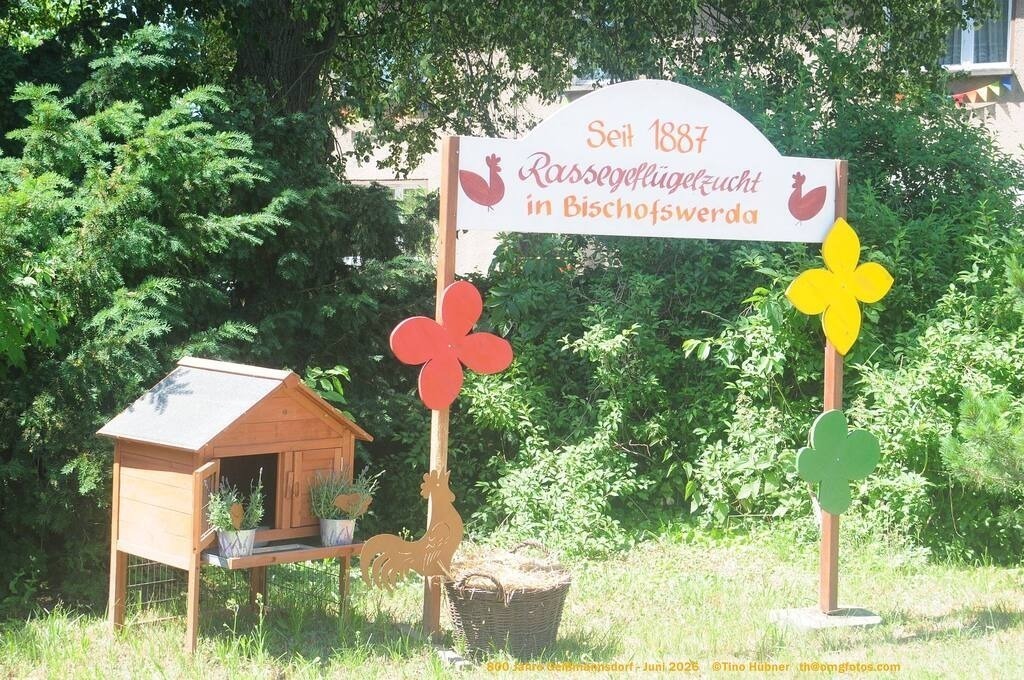 Geißmannsdorf-2026-Ortsbilder-235 | Geißmannsdorf bei Bischofswerda im Sommer 2026. Ein fotografischer Streifzug durch das Dorf Geißmannsdorf, mit Gebäuden, Straßen, Strohpuppen und geschmückten Vorgärten und Grundstücken anlässlich der 800-Jahr-Feier von Geißmannsdorf im Juni 2026 - Realisiert mit Pictrs.com