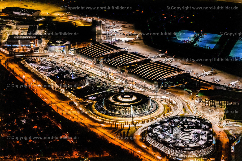 Hamburg_Fuhlsbüttel_Flughafen_Terminal_Nachtaufnahme_ELS_7795060325 | HAMBURG 06.03.2025 Nacht- Lichter und Beleuchtung Abfertigungs- Gebäude und Terminals auf dem Gelände des Flughafen " Hamburg Airport Helmut Schmidt "(ICAO-Code EDDH)im Ortsteil Fuhlsbüttel in Hamburg, Deutschland. Weiterführende Informationen bei: Drees &amp; Sommer SE,  Flughafen Hamburg GmbH,  IDEA Architekten GbR,  Weber Poll Ingenieurbüro für Bauwesen GbR,  gmp International GmbH. // Night lighting dispatch building and terminals on the premises of the airport " Hamburg Airport Helmut Schmidt "(ICAO-Code EDDH) in the district Fuhlsbuettel in Hamburg, Germany. Further information at: Drees &amp; Sommer SE,  Flughafen Hamburg GmbH,  IDEA Architekten GbR,  Weber Poll Ingenieurbuero fuer Bauwesen GbR,  gmp International GmbH. Foto: Martin Elsen