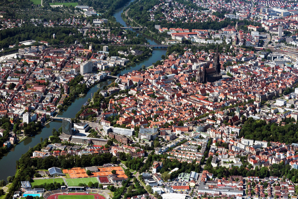 dr__0067040.jpg | ULM 17.06.2021 Stadtansicht des Innenstadtbereiches mit Ulmer Münster  in Ulm im Bundesland Baden-Württemberg, Deutschland. // City view of downtown area with Ulmer Muenster in Ulm in the state Baden-Wurttemberg, Germany. Foto: Daniel Reiter