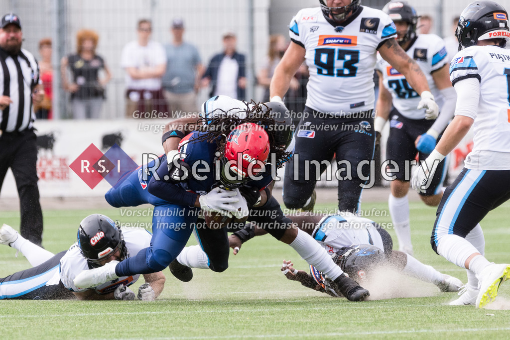 American Football, Saison 2022, European League of Football (ELF), Hamburg Sea Devils - Panthers Wroclaw, Stadion Hoheluft (Hamburg), 28.08.2022, 13. Gameweek | William LLoyd (#4, Panthers, LB) tackelt Glen Toonga (#7, Sea Devils, RB), nachdem zwei seiner Mitspieler bereits im Staub gelandet sind.