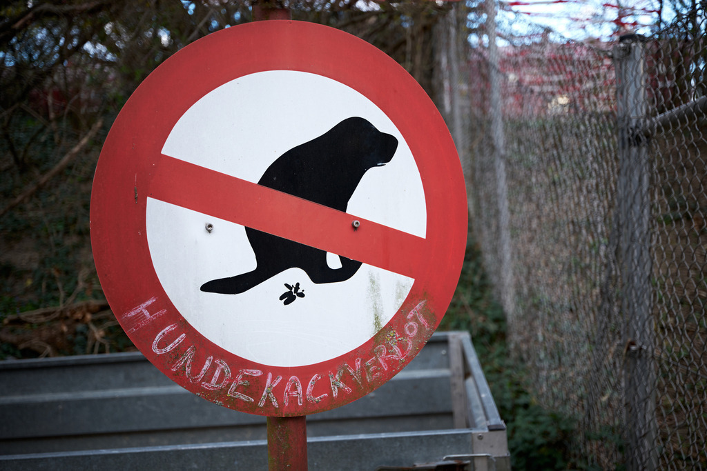 Verbotstafel mit Hund und Aufschrift Hundekackeverbot | Wien, Austria - March 21, 2023: Verbotstafel mit Hund und Aufschrift Hundekackeverbot. - Realisiert mit Pictrs.com