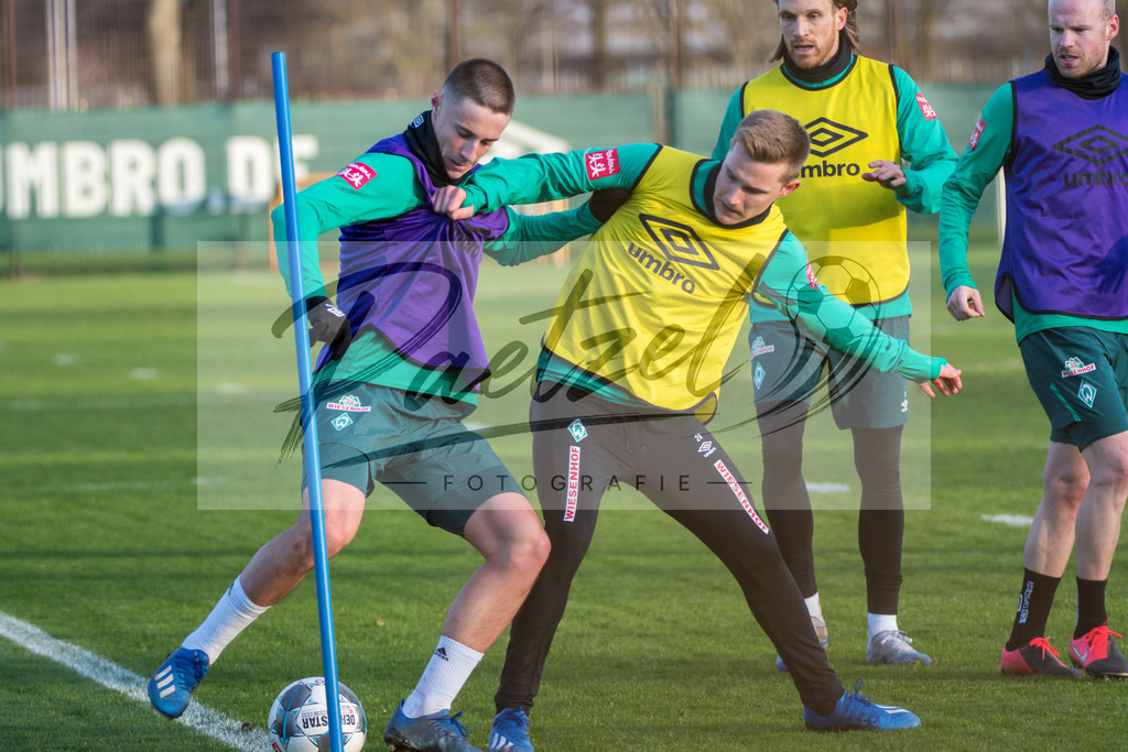 20200218_TRASVW_0050 | Fussball, Herren: Marco Friedl (Werder Bremen) und Johannes Eggestein (Werder Bremen) im Zweikampf waehrend der Trainingseinheit des SV Werder Bremen auf dem wohninvest Weserstadion Trainingsplatz am 18.02.2020 in Bremen, Deutschland. - Realisiert mit Pictrs.com