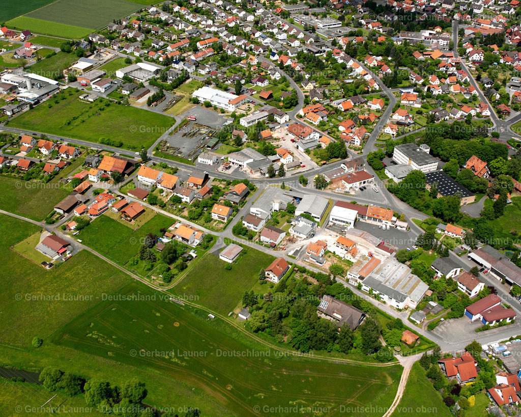 2615597 | SCHLITZ 09.06.2006 Landwirtschaftliche Nutzflächen und Feldgrenzen  umsäumen das Siedlungsgebiet des Dorfes in Schlitz im Bundesland Hessen, Deutschland // Agricultural land and field boundaries surround the settlement area of the village  in Schlitz in the state Hesse, Germany Foto: Gerhard Launer