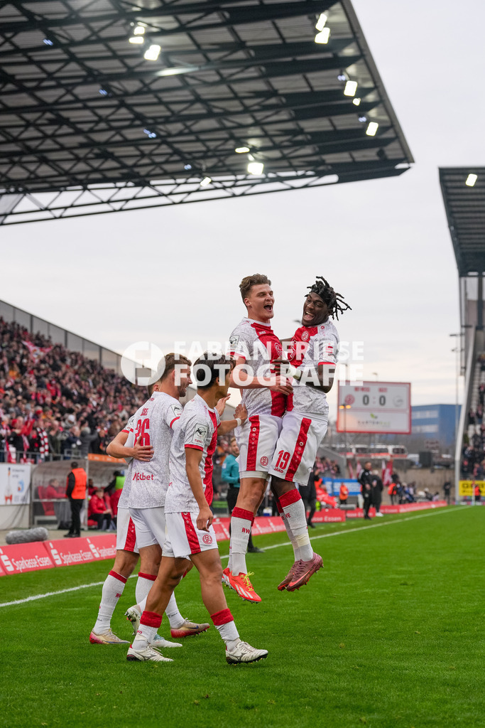 GER Rot-Weiss Essen vs. SSV Ulm, Fussball, 3. Liga, Spieltag 19, Saison 2025/2026, 20.12.2025 | GER Rot-Weiss Essen vs. SSV Ulm, Fussball, 3. Liga, Spieltag 19, Saison 2025/2026, 20.12.2025Foto: Fabian Friese - Realisiert mit Pictrs.com