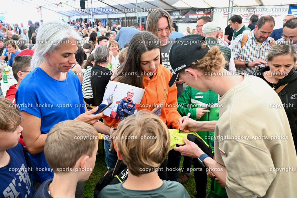 Empfang Daniel Tschofenig | Daniel Tschofenig schreibt Autogramme, Empfang Daniel Tschofenig, Empfang Daniel Tschofenig am 10.05.2025 in Hohenthurn (Mehrzweckhaus Hohenthuurn), Austria, (Photo by Bernd Stefan)