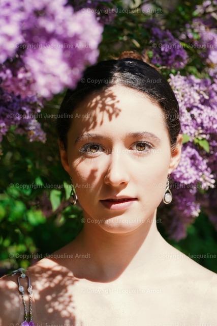 Flieder Portrait | Fotografie Photography Dresden Photoshooting  Fotoshooting Fotografin Dresdencity Bilder  Foto Dresdenvideos Kalender Postkarten Bilderdownload Portrait Hochzeitsfotografie Familienfotos Bewerbungsbilder Studiofotografie Fotograf Dresdenbilder Business - Realisiert mit Pictrs.com