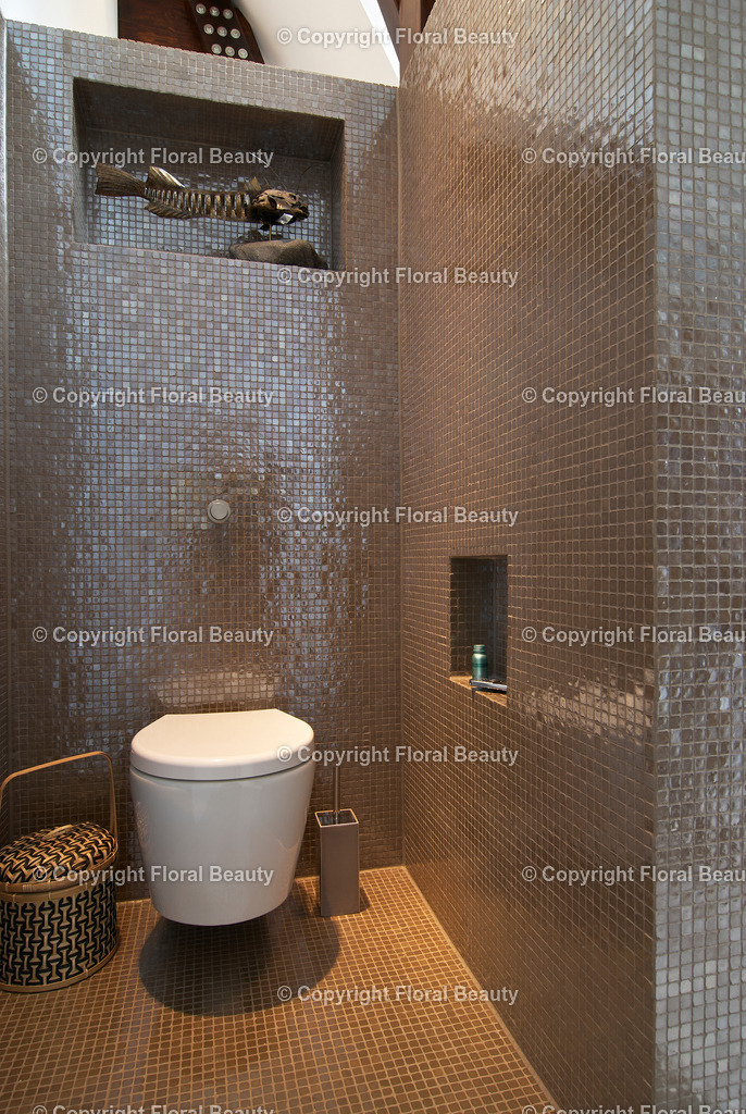 WC mit braunen Bisazza-Fliesen | Schwarz-graues WC. Braune Bisazza-Fliesen. Toilette. - Realisiert mit Pictrs.com