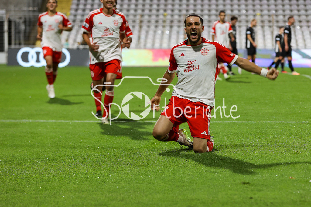 FC Bayern Amateure - FC Memmingen | Grenzenloser Jubel nach dem Treffer zum 4-2 druch Dion BERISHA (FCB #11) / Freude / Tor / Torschuetze
