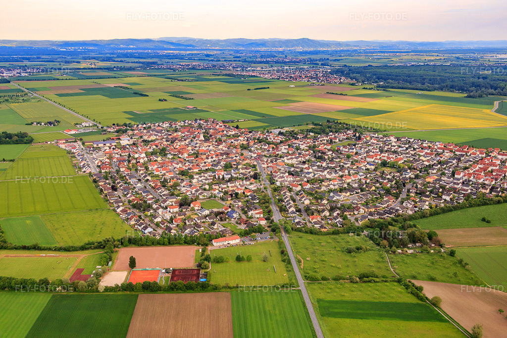 Luftbild: Ortsansicht von Westen im Ortsteil Leeheim in Riedstadt im Bundesland Hessen in Deutschland. Foto: IMG_088463.jpg vom 17.05.2016 durch Werner Riehm/FLY-FOTO.de