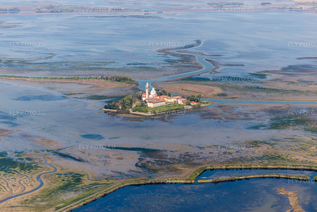 Vue aérienne: Île de l'Adriatique dans le Lido de Grado avec le monastère Santuario Di Barbana près de Grado à le quartier Santuario di Barbana in Grado dans le département Gorizia, Italie. Photo: IMG_098096.jpg prise le 03/04/2017 par Werner Riehm/FLY-FOTO.eu – Résolution de l'original: 5358 x 3572 px
