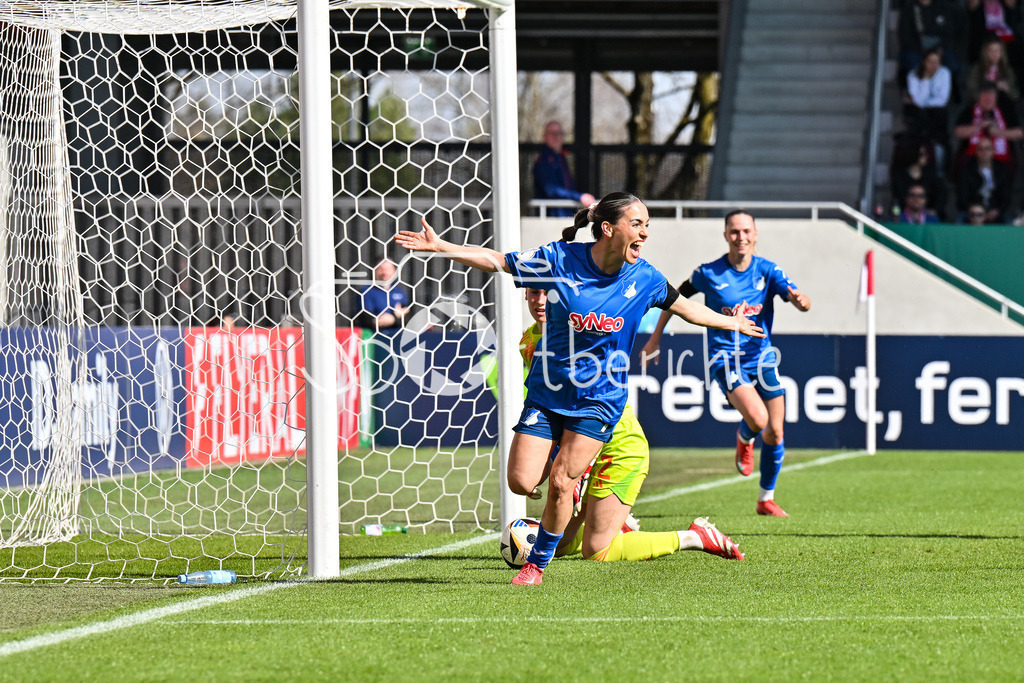 FC Bayern München - TSG 1899 Hoffenheim | Jubel der Hoffenheimerinnen nach dem Treffer zum 0-1 durch Ereleta MEMETI (TSG Hoffenheim Frauen 7) / Tor / Torschuetze / Freude / Happy / Frauen DFB Pokal: FC Bayern Muenchen - TSG 1899 Hoffenheim, FC Bayern Campus am 22.03.2025