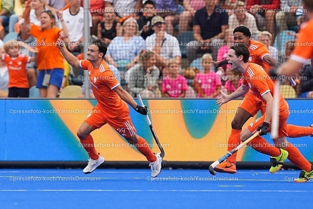 xydrx16082503005 | 16.08.2025, xydrx, Herren EuroHockey Championship 2025, Finale, Niederlande - Deutschland, Sparkassenpark Mönchengladbach: Torjubel nach dem Tor zum 1:0 für die Niederländische Nationalmannschaft durch Torschütze Tijmen Reyenga (NED #29) zusammen mit Terrance Pieters (NED #11)