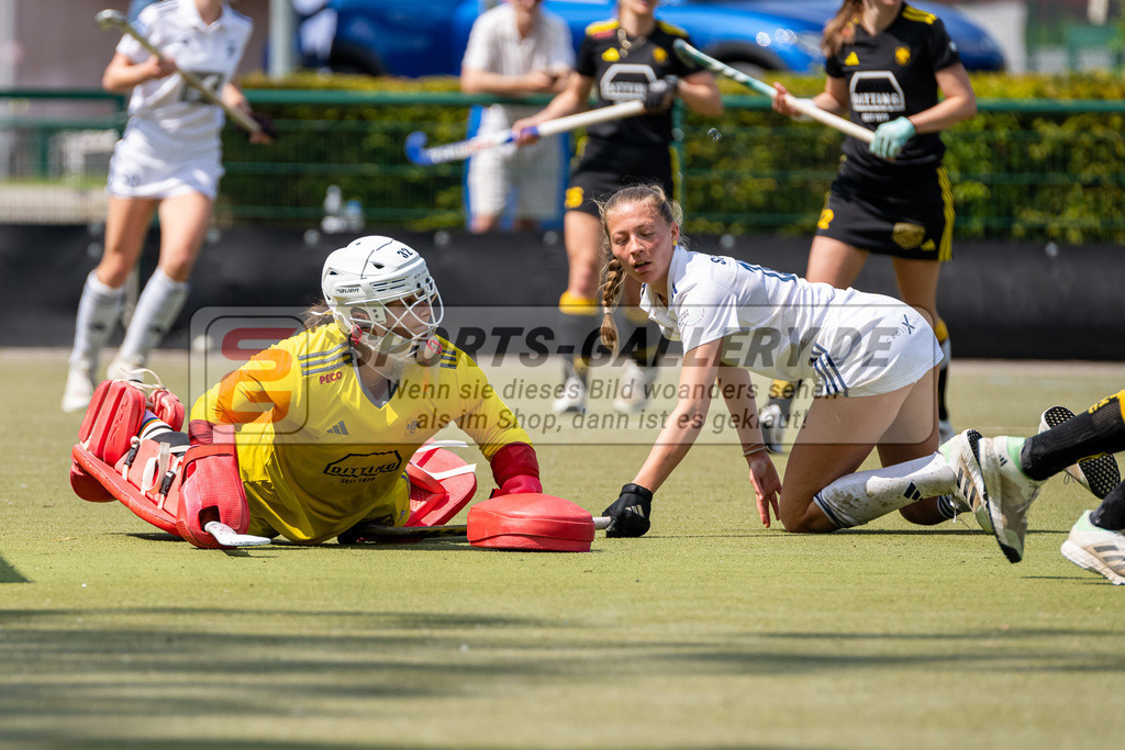 HK_20240511_100734 | 1.Bundesliga Damen Düsseldorfer HC - Harvestehuder THC am 11.5.2024 Düsseldorfer HC, Düsseldorf , Krüger Rosa Torfrau ( Harvestehuder THC #32 ) , Sophia Schwabe ( Düsseldorfer HC #18 )