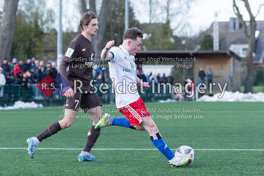 Fußball, Saison 2021/22, A-Junioren Bundesliga, Hamburger SV - FC St. Pauli, Paul-Hauenschild-Plätze (Norderstedt), 02.04.2022, 16. Spieltag | Samed Skrijelj (#7, Pauli), Arlind Ibrahim Rexhepi (#7, HSV)