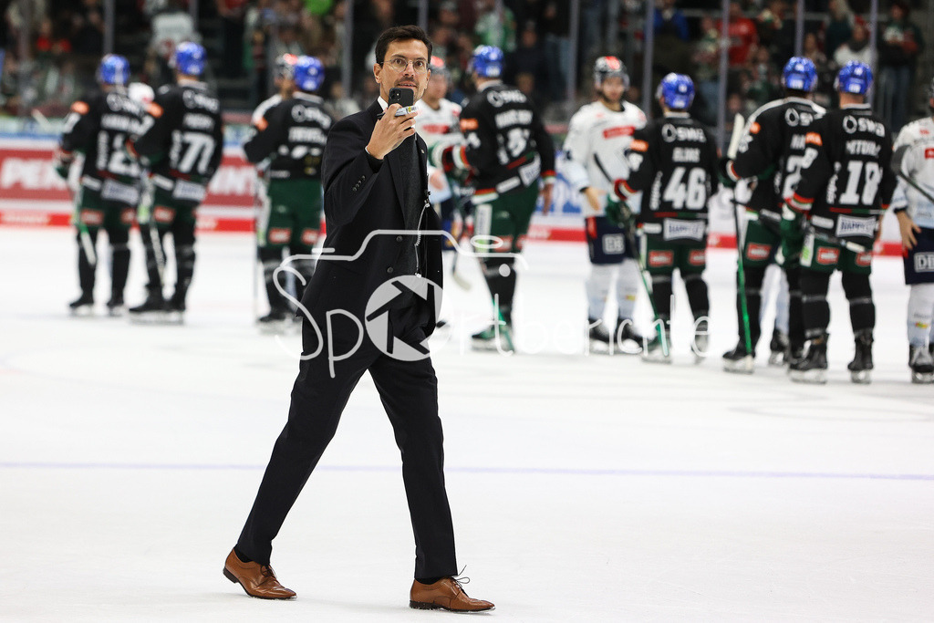 Augsburger Panther - ERC Ingolstadt | Ingolstadt Co-Trainer Brad TAPPER ist happy nach dem Sieg in Augsburg / Freude / Gluecklich