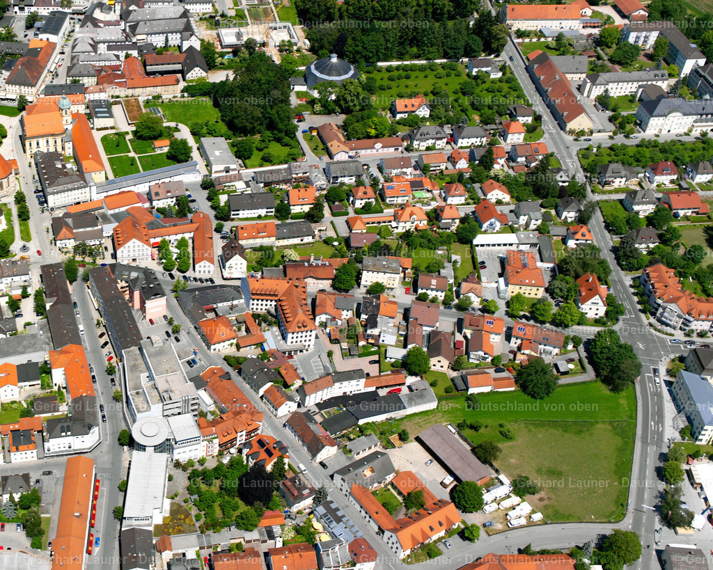 2600561 | ALTöTTING 09.06.2006 Wohngebiet einer Einfamilienhaus- Siedlung  in Altötting im Bundesland Bayern, Deutschland // Single-family residential area of settlement  in Altötting in the state Bavaria, Germany Foto: Gerhard Launer