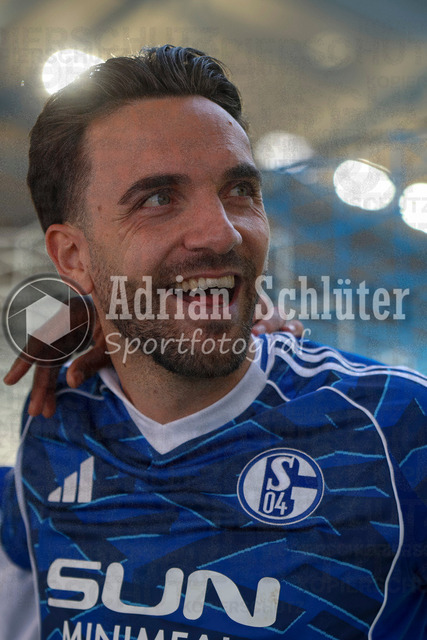 19.04.2026, GER, Fussball, Herren, 2. BL, Saison 2025/2026, FC Schalke 04 - Preußen Münster | Kenan Karaman (S04) lächelt, lacht 
