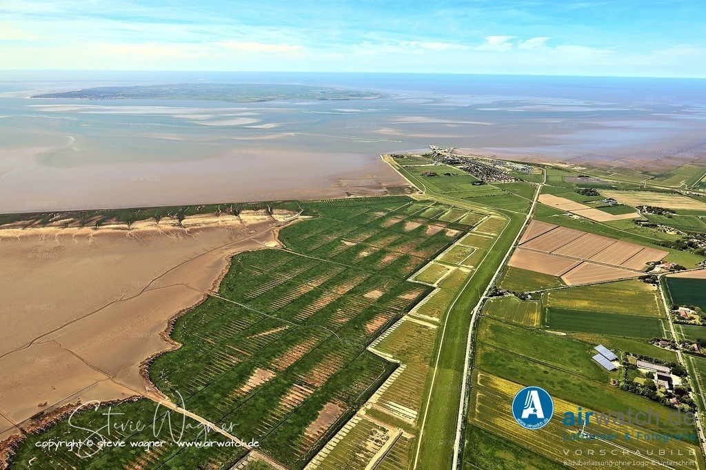 Luftbild, Nordsee, Dagebuell Mole, Bahnhof, Fähranleger, Schiffsanleger | Die Gemeinde hat auch eine Mole mit einem Pegelturm, der bei Sturmfluten oft im Fernsehen zu sehen ist. Die Aussichtsplattform direkt am Fähranleger bietet einen wunderbaren Panoramablick auf die Nordsee und das Umland.