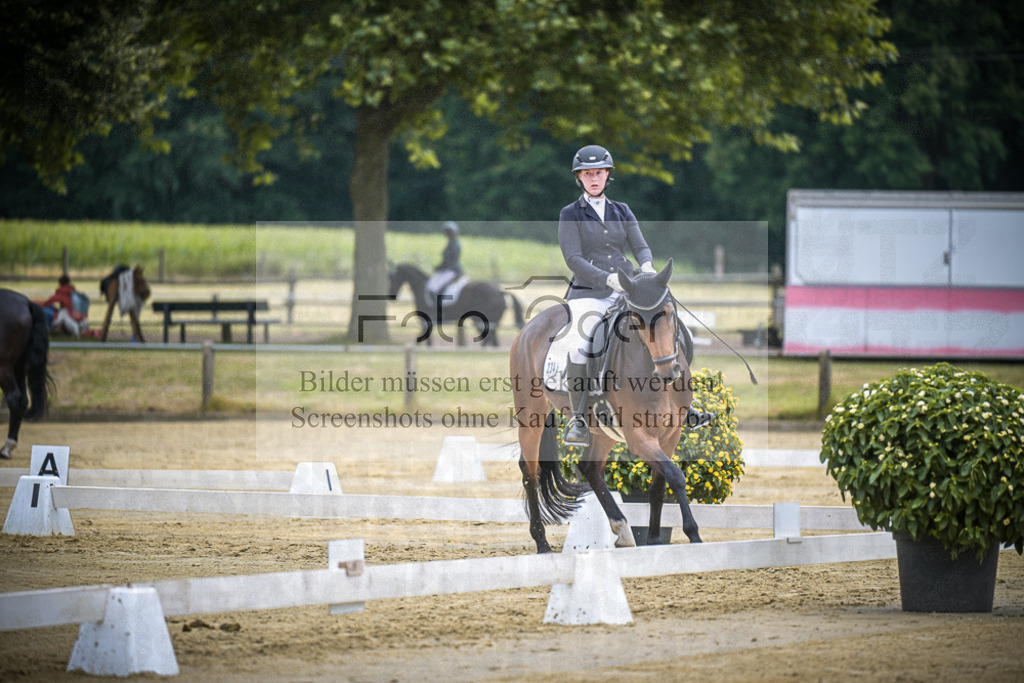 DOS_5900 | Entdecke hochwertige Reitturnierfotos von Foto Oger. Professionell, emotional und authentisch – jetzt Lieblingsmomente im Shop bestellen.Deutschlandweite Turnierfotografie. - Realisiert mit Pictrs.com