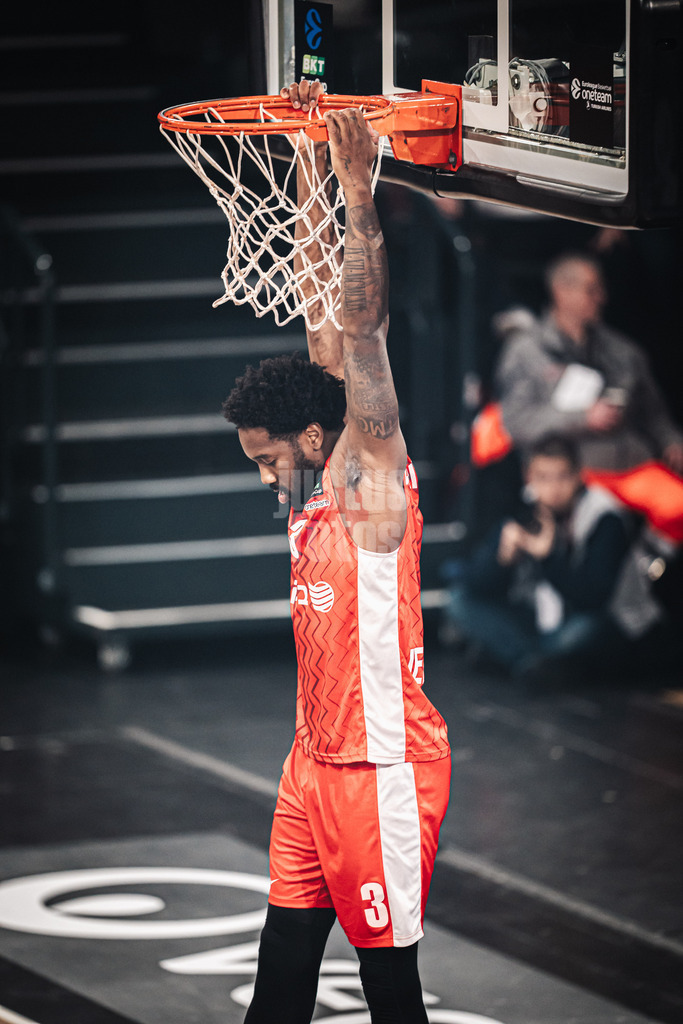 Basketball | Männer | Saison 2024/2025 | BKT EuroCup | Veolia Towers Hamburg vs. Hapoel Bank Yahav Jerusalem | 17.12.2024 | Khadeen Carrington (#3, Hapoel Jerusalem) hängt am Korb