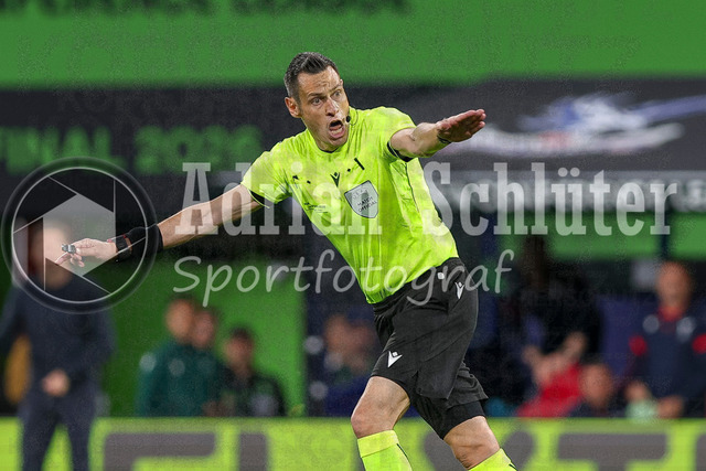 27.05.2026, EUR, Fussball, Herren, Conference League Finale, Saison 2025/2026, Crytsal Palace F.C. - Rayo Vallecano de Madrid | Schiedsrichter Maurizio Mariani gestikuliert, Gestik und Mimik