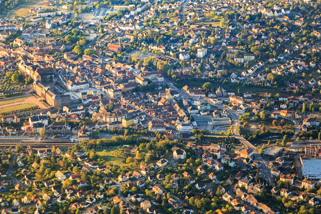 Aerial view: View of the town from the north in Saverne in the state Bas-Rhin, France. – Photo: IMG_111671.jpg taken on 09/16/2018 by Werner Riehm/FLY-FOTO.com – Resolution of the original: 5202 x 3468 px