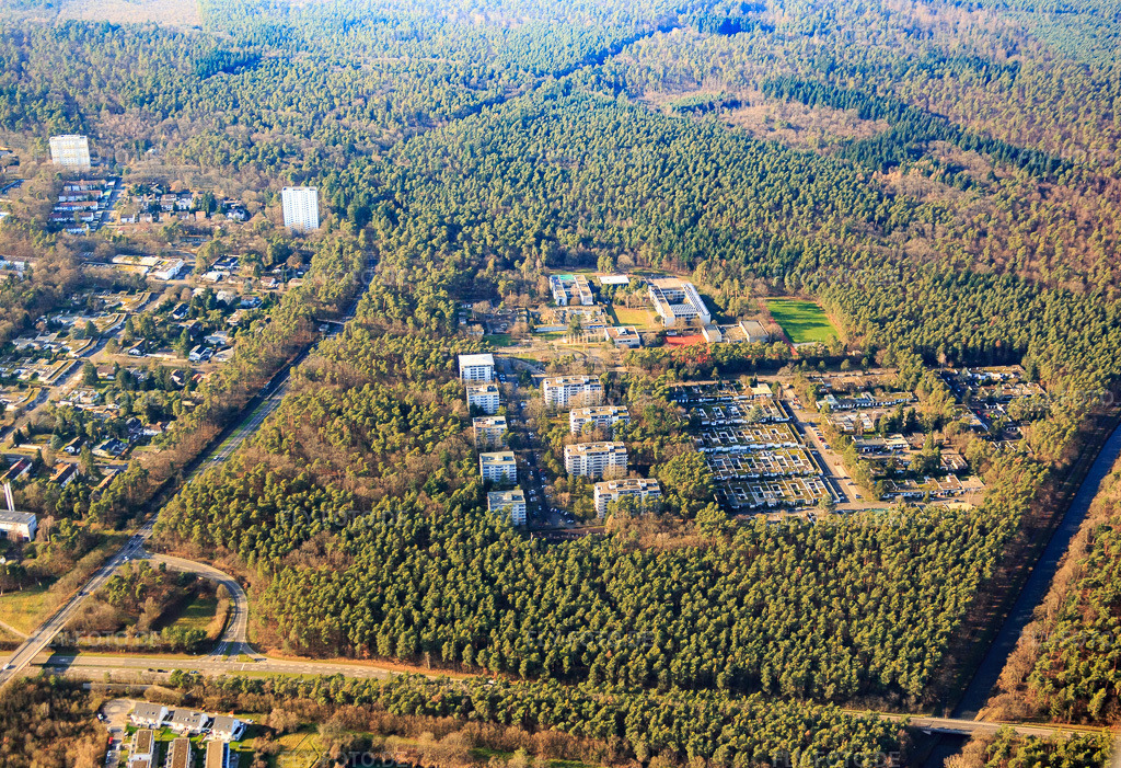 Luftbild: Bertha-von-Suttner-Straße und Europäische Schule im Ortsteil Waldstadt in Karlsruhe im Bundesland Baden-Württemberg in Deutschland. Foto: IMG_085296.jpg vom 19.12.2015 durch Werner Riehm/FLY-FOTO.deEuropean School Karlsruhe