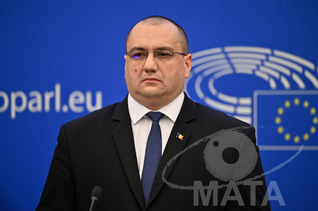 _DWI0142 | Politiker Cristian Terhes bei einer Pressekonferenz zum Thema ' Alarmierende Statistiken zu den Folgen des COVID-Lockdowns' im Europäischen Parlament. Straßburg, 18.01.2023 - Realisiert mit Pictrs.com