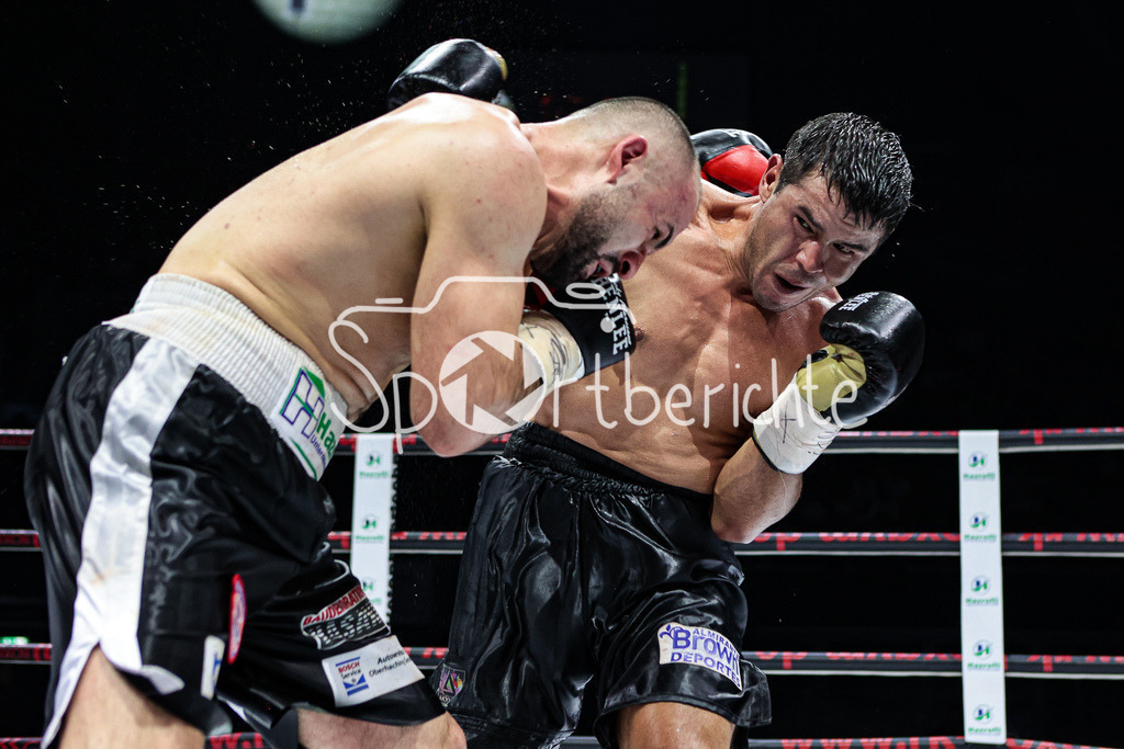 Profi - Box - Gala / Main Event | Shefat ISUFI (Schwarz Weisse Hose) im WBF Titelkampf gegen Hernan David PEREZ (Schwarze Hose)