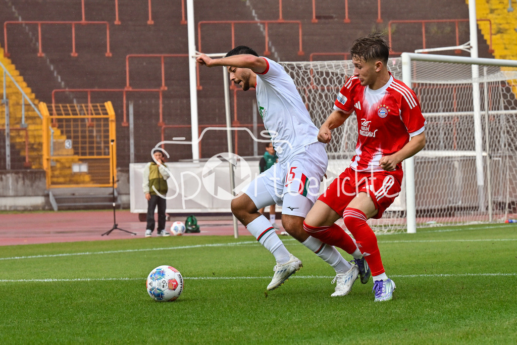 FC Augsburg II - FC Bayern Amateure | im Duell Mahmut Can KUECUEKSAHIN (FC Augsburg II 15) und Tim BINDER (FC Bayern Muenchen II 11) / Zweikampf / Regionalliga Bayern: FC Augsburg II - FC Bayern Muenchen II, Rosenaustadion am 25.07.2025