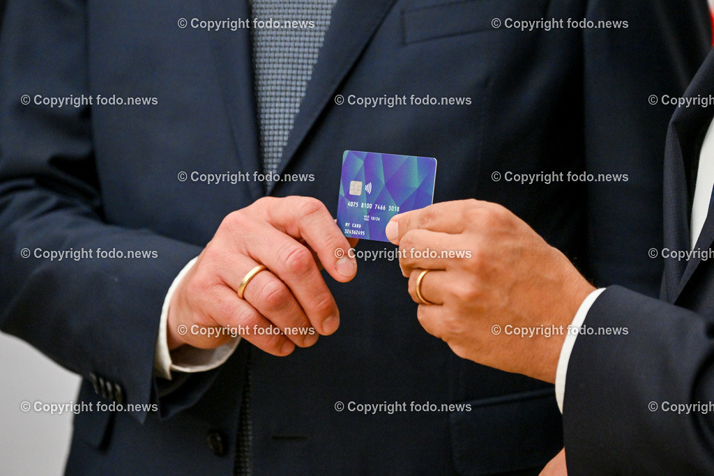 Pressekonferenz Land Ooe_ Start Sachleistungskarte fuer AsylwerberInnen in Ooe_ 03.06.2024-10 | 03.06.2024, Linz, AUT, Pressekonferenz Land Ooe, Start Sachleistungskarte fuer AsylwerberInnen in Ooe, im Bild LH Thomas Stelzer (VP, Landeshauptmann Ooe), LR Wolfgang Hattmannsdorfer (VP) mit der Sachleistungskarte