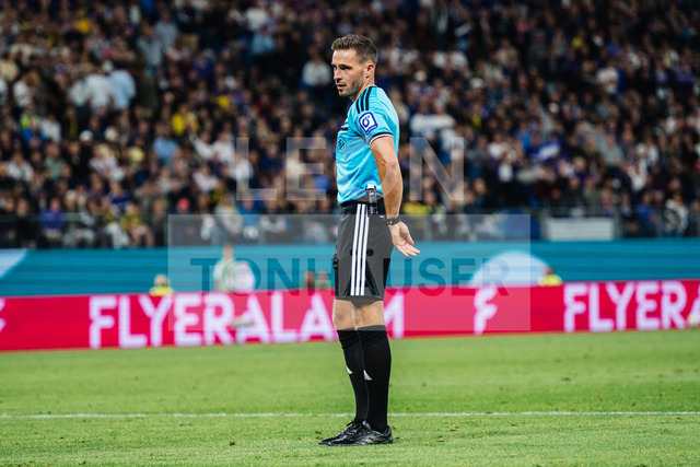 DFB-Pokal: HEBC - Borussia Dortmund, 01.09.2026 | Tom Bauer (Schiedsrichter) zeigt an, Arm angelegt; Fußball, DFB-Pokal, 1. Runde: HEBC vs. Borussia Dortmund am 01.09.2026 im Volksparkstadion, HamburgDFB REGULATIONS PROHIBIT ANY USE OF PHOTOGRAPHS AS IMAGE SEQUENCES AND/OR QUASI-VIDEO. - Realisiert mit Pictrs.com