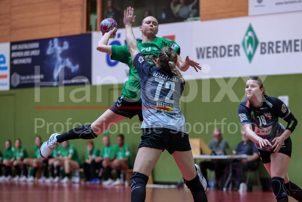 Handball, 2. Bundesliga Frauen, SV Werder Bremen - SV Union Halle-Neustadt | v.li.: Leni Ruwe (SV Werder Bremen, 28) beim Wurf, am Ball, Spielszene, Aktion, Action gegen Ilona Kieffer (SV Union Halle-Neustadt, 72)