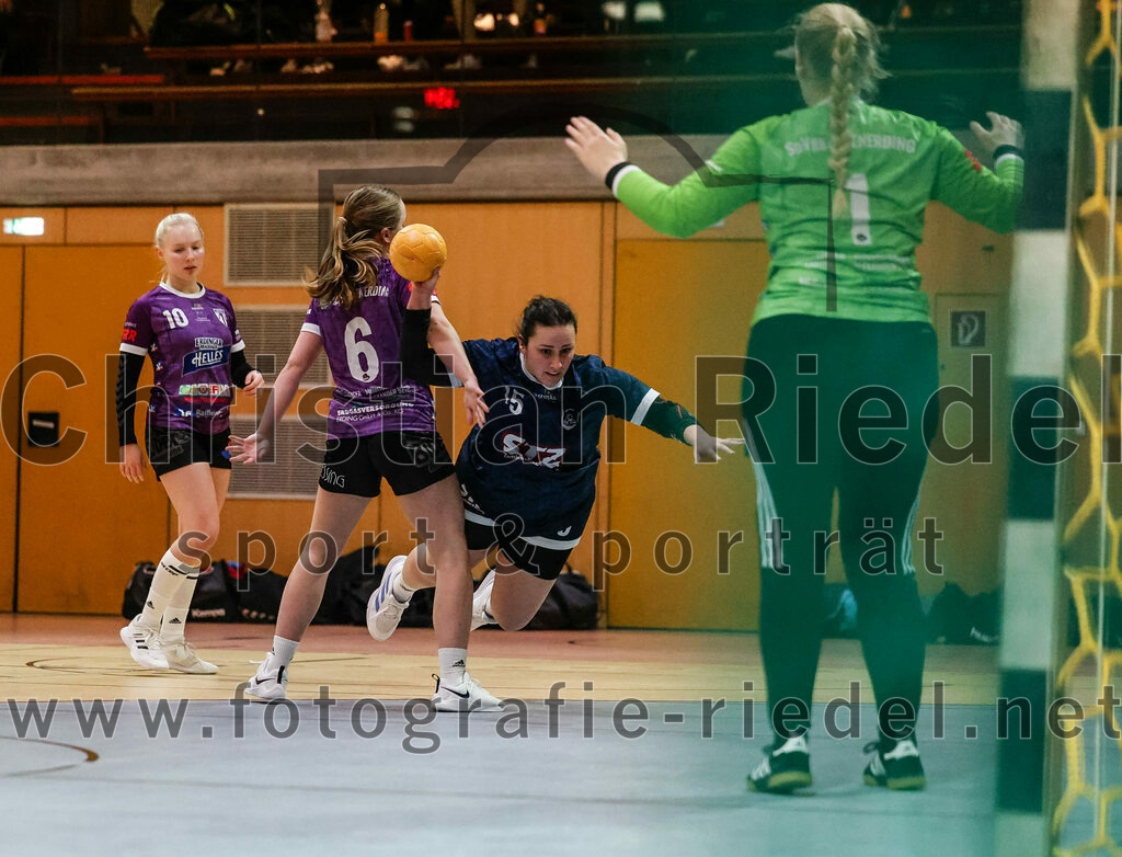 2024-02-03_097_SpVgg_Altenerding_gegen_SpVgg_Erdweg | Erding, Deutschland, 03.02.2024:
Handball, Bezirksoberliga Frauen Altbayern 2023 / 2024, 13. Spieltag, SpVgg Altenerding gegen SpVgg Erdweg, Endergebnis: 25:21

Lena Popp (SpVgg Altenerding, #10), Marlene Mittermeier (SpVgg Altenerding, #6), Christina Märkl (SpVgg Erdweg, #15), Torfrau Hanna Obermair (SpVgg Altenerding, #1)

Foto: Christian Riedel / fotografie-riedel.net